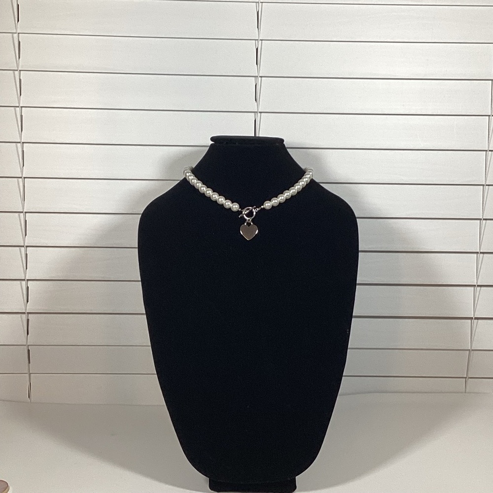 MACY DEPARTMENT STORE HERT NECKLACE